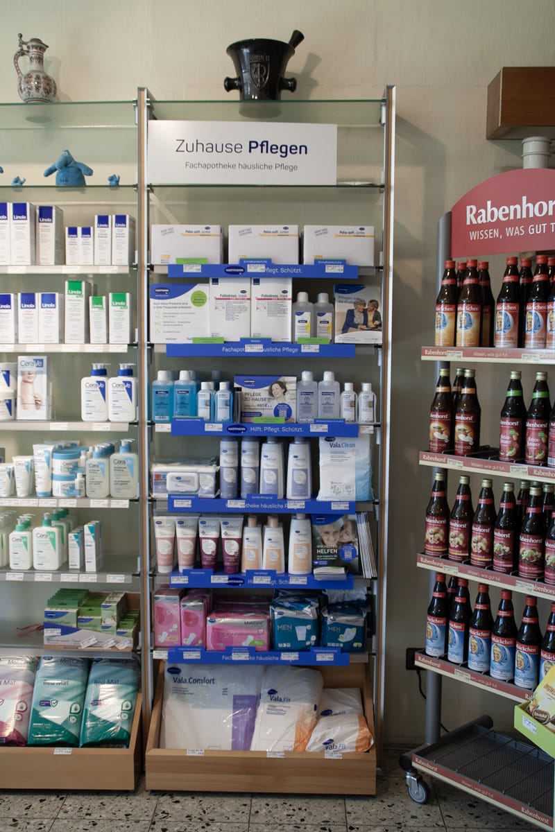 Pflegehilfsmittel Regal in der Nord-Apotheke